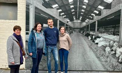 Eva Ryde (N-VA) samen met Daisy Debeir (co-voorzitter Unizo Lo-Reninge) op de foto met Marie & Niels
