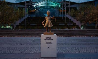 Child Focus plaatste vanochtend een standbeeld van Little Lady Justice, een kinderversie van Vrouwe Justitia aan de ingang van het justitiepaleis in Antwerpen.